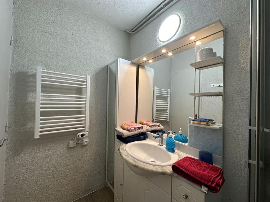 Fonctionnel - 2 Chambres - Bien Situe A 300M De La Plage - Parking Prive De Juin A Sept Canet-en-Roussillon Luaran gambar